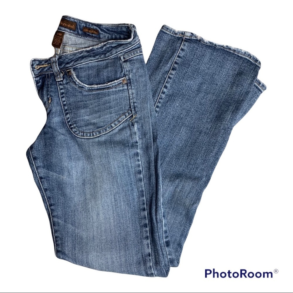 Women’s size 7/8 distressed Aeropostale skinny flare jeans.